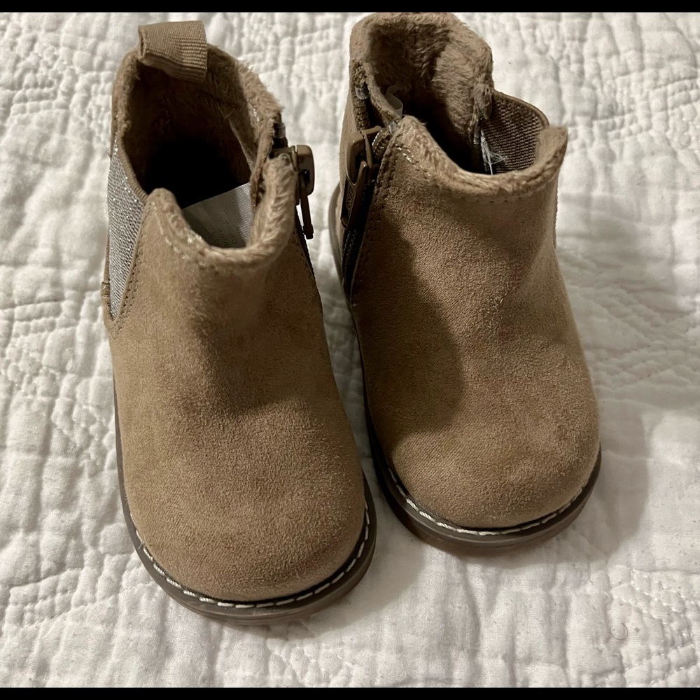 Girls size 2.5-3.5 boots